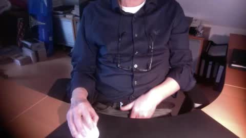 Snapshot of amor2200 chatting on 12-22-25, 09:06 Amor2200 online show from 12-22-25, 09:06