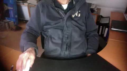 Snapshot of amor2200 chatting on 01-08-26, 08:38 Amor2200 online show from 01-08-26, 08:38