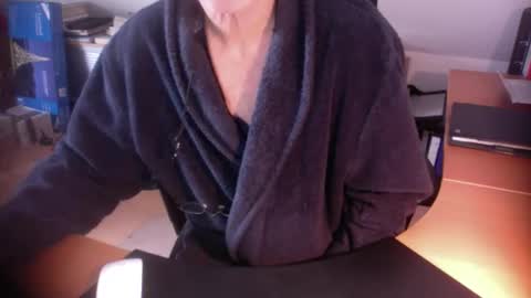 Snapshot of amor2200 chatting on 01-10-26, 10:39 Amor2200 online show from 01-10-26, 10:39