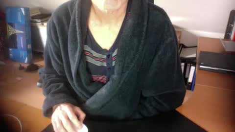 Snapshot of amor2200 chatting on 01-11-26, 08:19 Amor2200 online show from 01-11-26, 08:19