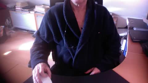 Snapshot of amor2200 chatting on 02-18-26, 10:33 Amor2200 online show from 02-18-26, 10:33