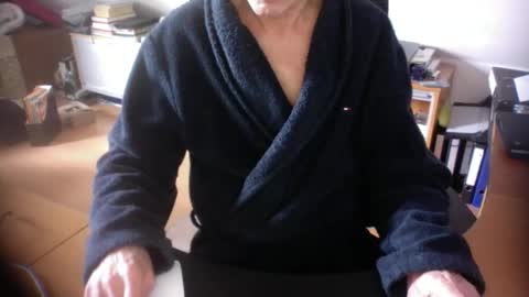 Snapshot of amor2200 chatting on 03-04-26, 08:42 Amor2200 online show from 03-04-26, 08:42