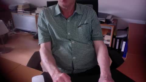 Snapshot of amor2200 chatting on 05-04-26, 12:12 Amor2200 online show from 05-04-26, 12:12