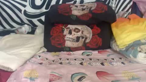 Snapshot of amuy_amuy chatting on 10-29-25, 06:15 Amuy online show from 10-29-25, 06:15