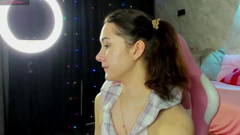 Snapshot of amy_bellel chatting on 03-04-26, 01:11 Amy follow me online show from 03-04-26, 01:11