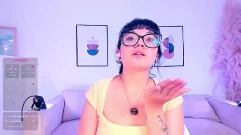 Snapshot of amy_lit chatting on 03-08-26, 02:04 Hello I am Allison Welcome to my room and let is have a good time together whith me online show from 03-08-26, 02:04