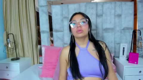 Snapshot of amy_noa chatting on 05-19-26, 01:00 Emy Noa online show from 05-19-26, 01:00