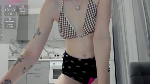 Snapshot of amy_sparkle chatting on 10-17-25, 10:34 Miriam online show from 10-17-25, 10:34