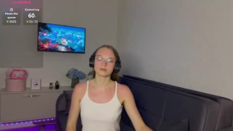 Snapshot of amy_yammy3 chatting on 06-21-26, 06:32 Amy online show from 06-21-26, 06:32