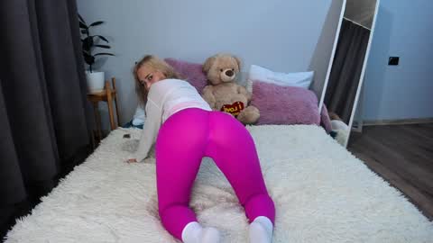 Snapshot of amymilson chatting on 12-19-24, 10:21 amymilson online show from 12-19-24, 10:21