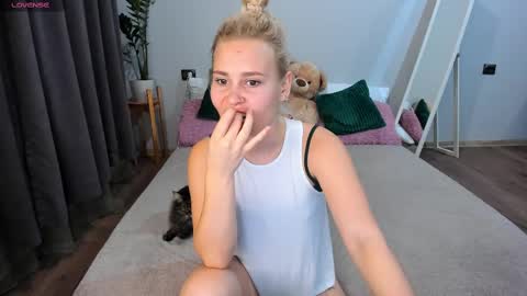 Snapshot of amymilson chatting on 03-03-25, 04:35 amymilson online show from 03-03-25, 04:35