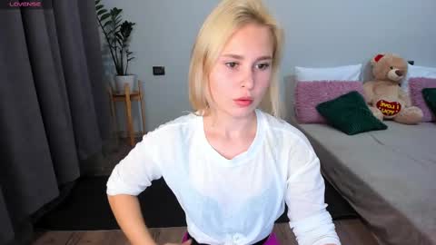 Snapshot of amymilson chatting on 03-09-25, 05:06 amymilson online show from 03-09-25, 05:06