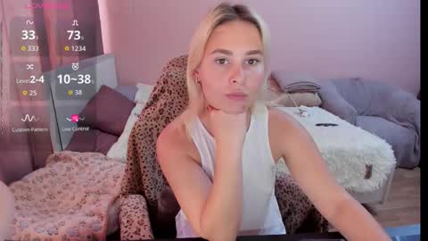 Snapshot of amymilson chatting on 10-23-25, 10:25 amymilson online show from 10-23-25, 10:25