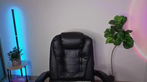 Snapshot of amyross1 chatting on 10-19-25, 06:14 Aleja online show from 10-19-25, 06:14