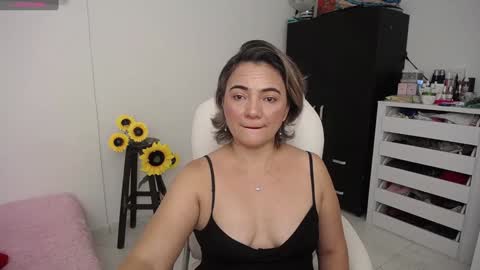 Snapshot of ana_hotmilf chatting on 12-04-24, 01:09  Ana  online show from 12-04-24, 01:09