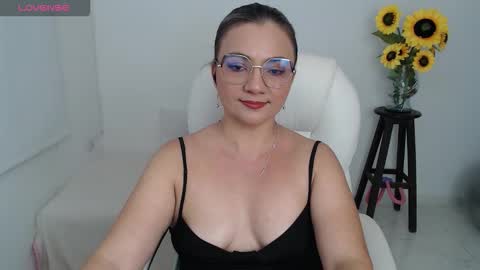 Snapshot of ana_hotmilf chatting on 10-21-25, 11:38  Ana  online show from 10-21-25, 11:38