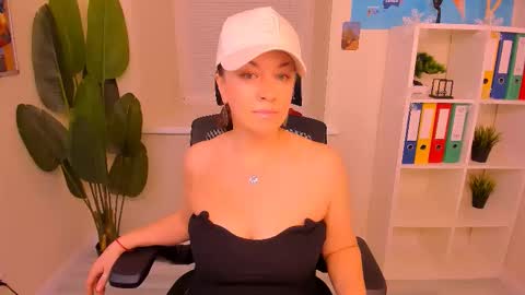 Snapshot of ana_mills chatting on 12-23-25, 10:02 Ana online show from 12-23-25, 10:02