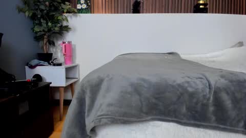 Snapshot of ana_taylor2 chatting on 02-25-25, 02:44 Ana online show from 02-25-25, 02:44