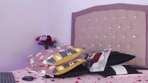 Snapshot of anaa_moon chatting on 02-24-25, 10:59 Ana Moon online show from 02-24-25, 10:59