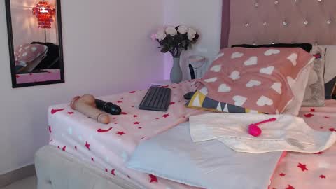 Snapshot of anaa_moon chatting on 02-26-25, 08:37 Ana Moon online show from 02-26-25, 08:37