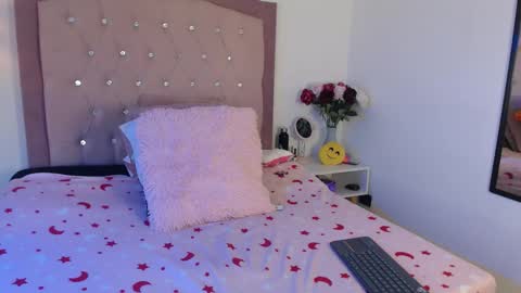 Snapshot of anaa_moon chatting on 11-25-25, 05:07 Ana Moon online show from 11-25-25, 05:07