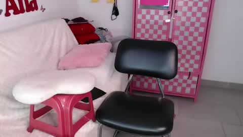 Snapshot of anabellered chatting on 11-11-25, 10:04 Ana online show from 11-11-25, 10:04