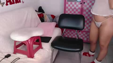 Snapshot of anabellered chatting on 12-05-25, 10:57 Ana online show from 12-05-25, 10:57