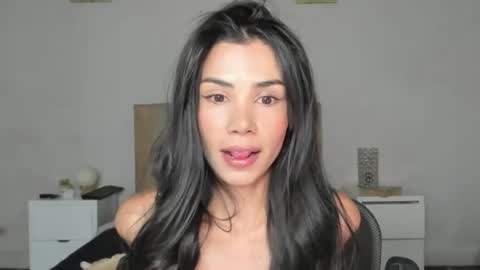 Snapshot of anahenao chatting on 07-25-26, 10:40 Ana Henao or Annie... Follow me ahenaocb Insta X online show from 07-25-26, 10:40
