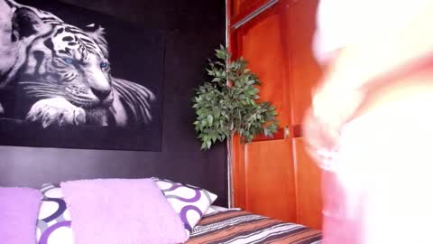 Snapshot of anahi__18 chatting on 10-17-25, 02:59 Anahi online show from 10-17-25, 02:59