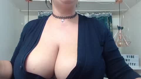 Snapshot of andrahart_ chatting on 02-23-25, 01:53 AndraHart online show from 02-23-25, 01:53