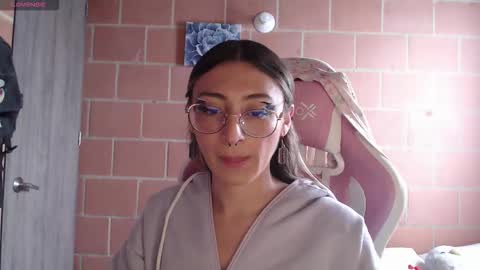 Snapshot of andrea_camila chatting on 02-19-26, 01:40 Andrea online show from 02-19-26, 01:40