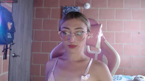 Snapshot of andrea_camila chatting on 03-25-26, 09:43 Andrea online show from 03-25-26, 09:43