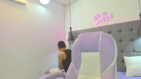 Snapshot of andres1_8 chatting on 11-22-25, 02:10 IM ANDRES online show from 11-22-25, 02:10