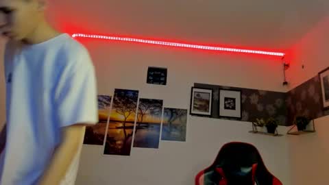 Snapshot of andrew_2811 chatting on 10-19-25, 08:15 andrew_2811 online show from 10-19-25, 08:15