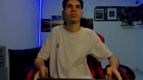 Snapshot of andrew_2811 chatting on 10-25-25, 10:04 andrew_2811 online show from 10-25-25, 10:04