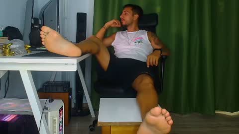 Snapshot of andrewbanner chatting on 06-25-26, 05:12 MasterRomania online show from 06-25-26, 05:12