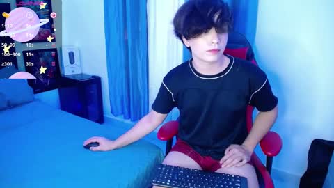 Snapshot of andyboy_19 chatting on 03-07-25, 10:32 andy online show from 03-07-25, 10:32