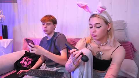 Snapshot of andyjey_ chatting on 10-17-25, 07:27 Mandy and Andy online show from 10-17-25, 07:27