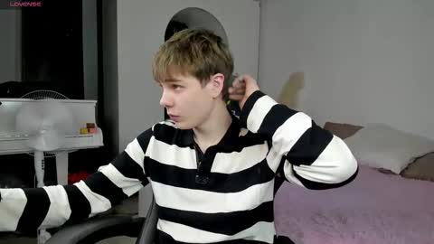 Snapshot of andyjey_ chatting on 11-29-25, 07:39 Mandy and Andy online show from 11-29-25, 07:39