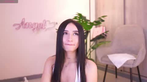 Snapshot of angeeel_ chatting on 09-19-25, 05:35 Angel online show from 09-19-25, 05:35