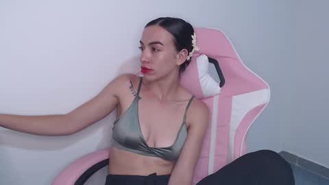 Snapshot of angel_girl10 chatting on 11-24-25, 10:53 Angel Girl online show from 11-24-25, 10:53