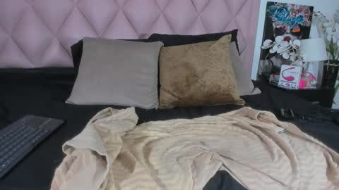 Snapshot of angel_light888 chatting on 12-30-24, 01:04 Angel online show from 12-30-24, 01:04