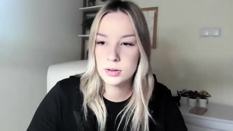 Snapshot of angela21babe chatting on 02-16-26, 06:31 Angela online show from 02-16-26, 06:31