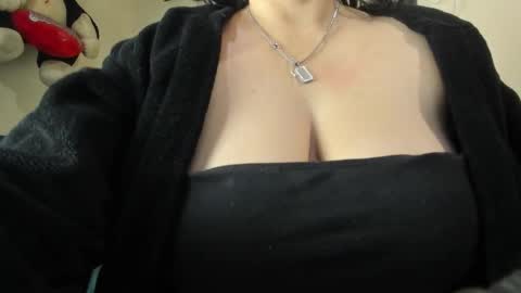 Snapshot of angela_suaza chatting on 11-03-25, 01:40 Angela online show from 11-03-25, 01:40