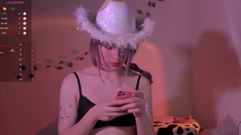 Snapshot of angelfiore chatting on 10-27-25, 01:42 Angel Fiore online show from 10-27-25, 01:42