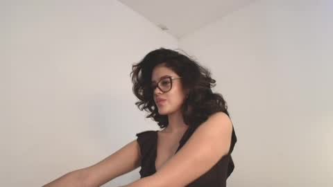 Snapshot of angelinarosss_ chatting on 05-19-26, 07:42 online show from 05-19-26, 07:42