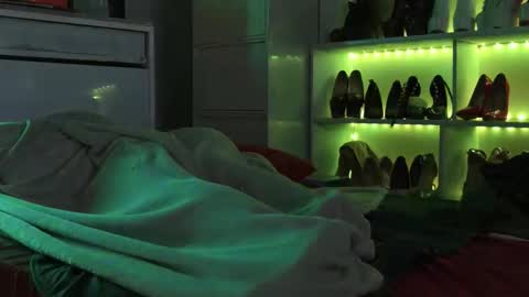 Snapshot of angelinasia chatting on 10-18-25, 09:26 Angel online show from 10-18-25, 09:26