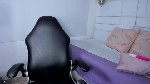 Snapshot of angeline_lara chatting on 03-10-26, 01:05 Angeline Lara online show from 03-10-26, 01:05