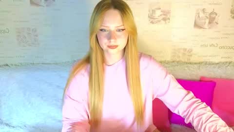 Snapshot of angellisss chatting on 09-19-25, 01:12 Cutie online show from 09-19-25, 01:12