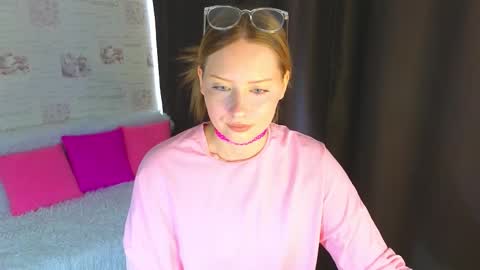 Snapshot of angellisss chatting on 10-09-25, 05:27 Cutie online show from 10-09-25, 05:27